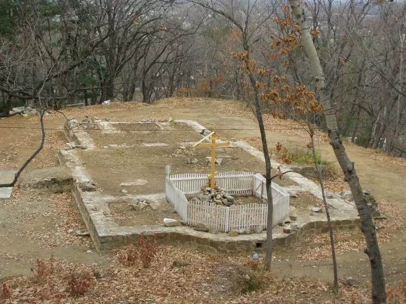 Фундамент бывшего Свято-Троицкого Николаевского мужског...