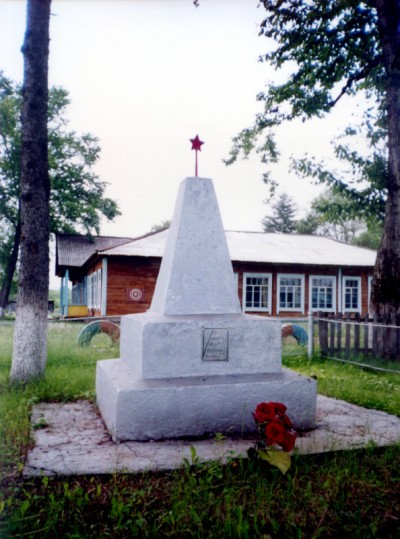 Памятник Киму и Паку погибшим защитникам села от бандитов