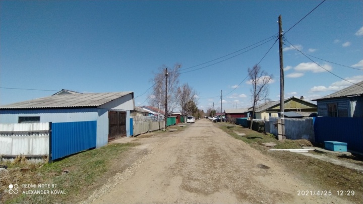 Весенняя улица в посёлке Кировский