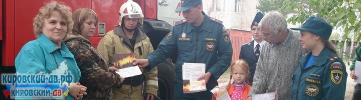 Сотрудники МЧС России навестили ветеранов в Кировском районе