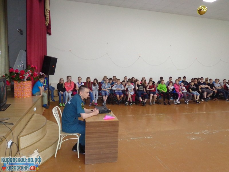 Сотрудники МЧС России провели противопожарный инструктаж в детском лагере Кировского района