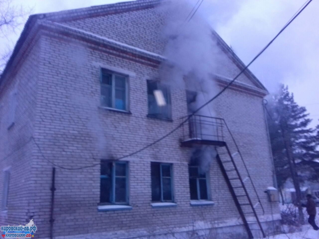 Огнеборцы спасли шесть человек на пожаре в посёлке Кировском