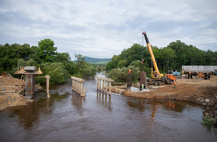 Строительство нового железобетонного моста в Кировском районе завершат в этом году