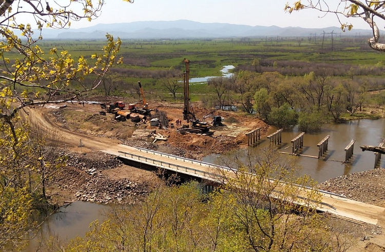 Дорожники бетонируют опоры нового моста в село Крыловка
