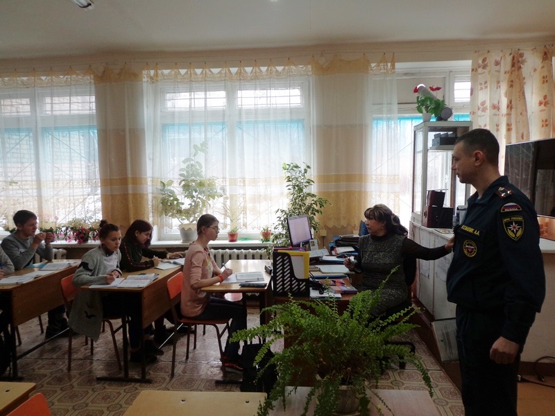 Сотрудники МЧС провели уроки «Мужества» в Кировском районе
