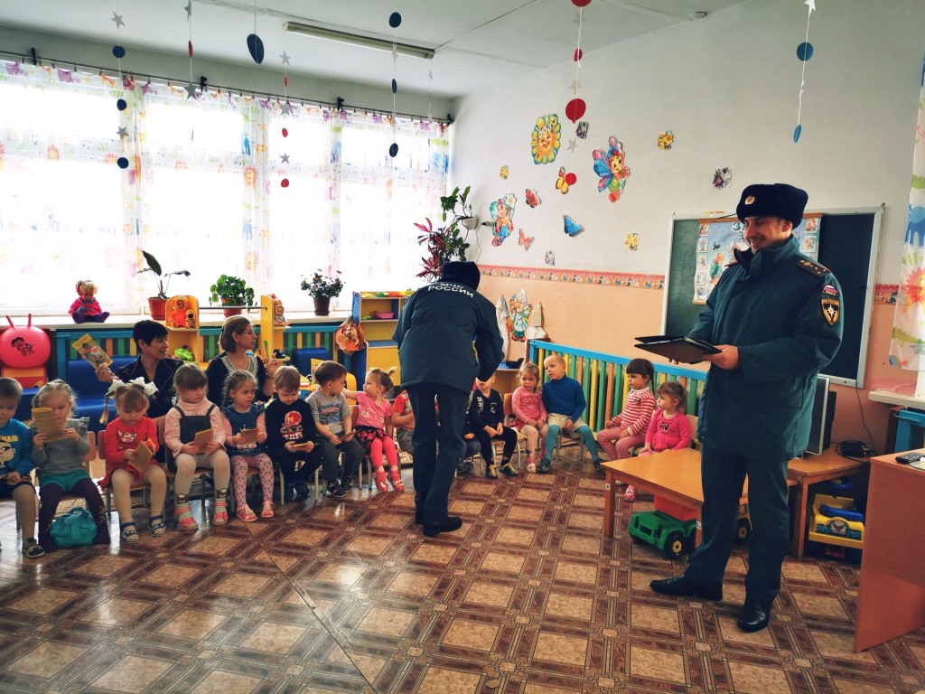 Сотрудники МЧС России проводят профилактические инструктажи в детских учреждениях Кировского района.
