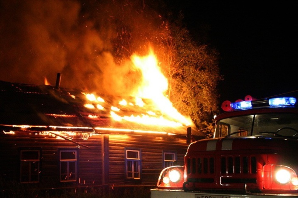 В посёлке Кировский огнеборцы спасли на пожаре пожилую женщину