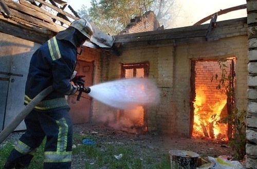 В посёлке Кировский пожарные потушили частный дом