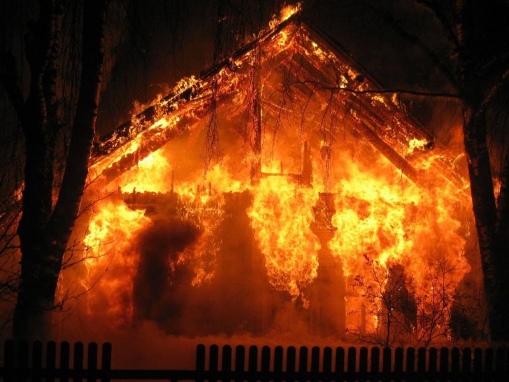 В Кировском районе сгорел жилой дом