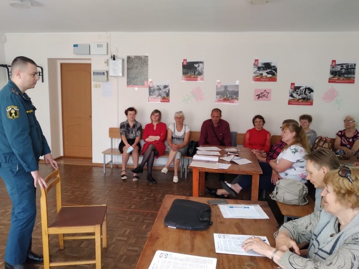 Сотрудники МЧС провели инструктаж коллектива социального обслуживания в Кировском районе
