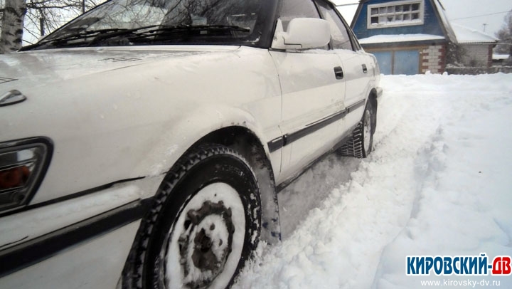 В пгт. Кировский борются с последствиями снегопада (ФОТО)