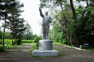 Памятник В. И. Ленину организатору и руководителю комму...