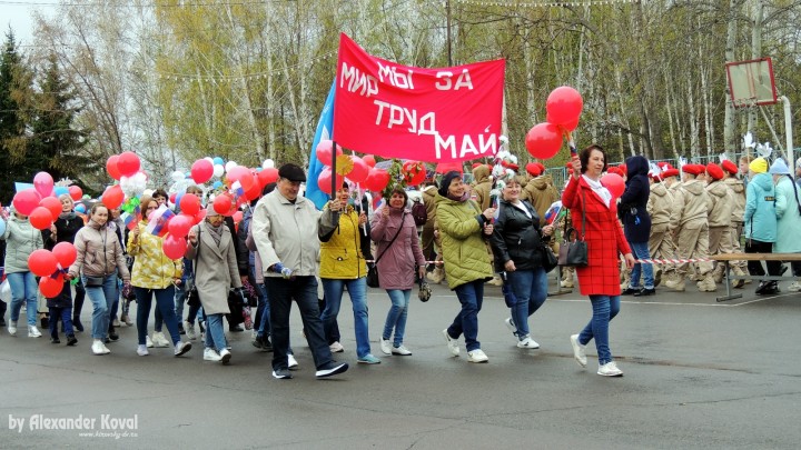 Колонны первомайского шествия в пгт. Кировский