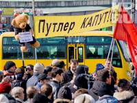 На акции протеста во Владивостоке нешуточные страсти разгорелись вокруг игрушечного мишки