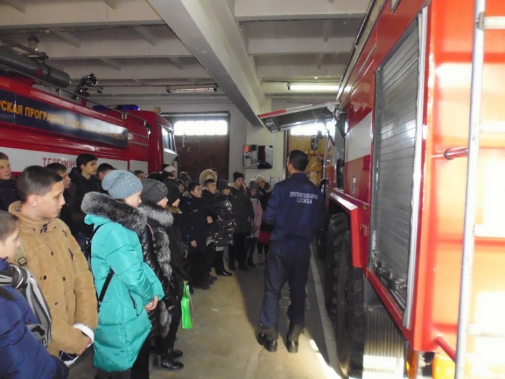 На экскурсии в пожарной части побывали дети Кировского района