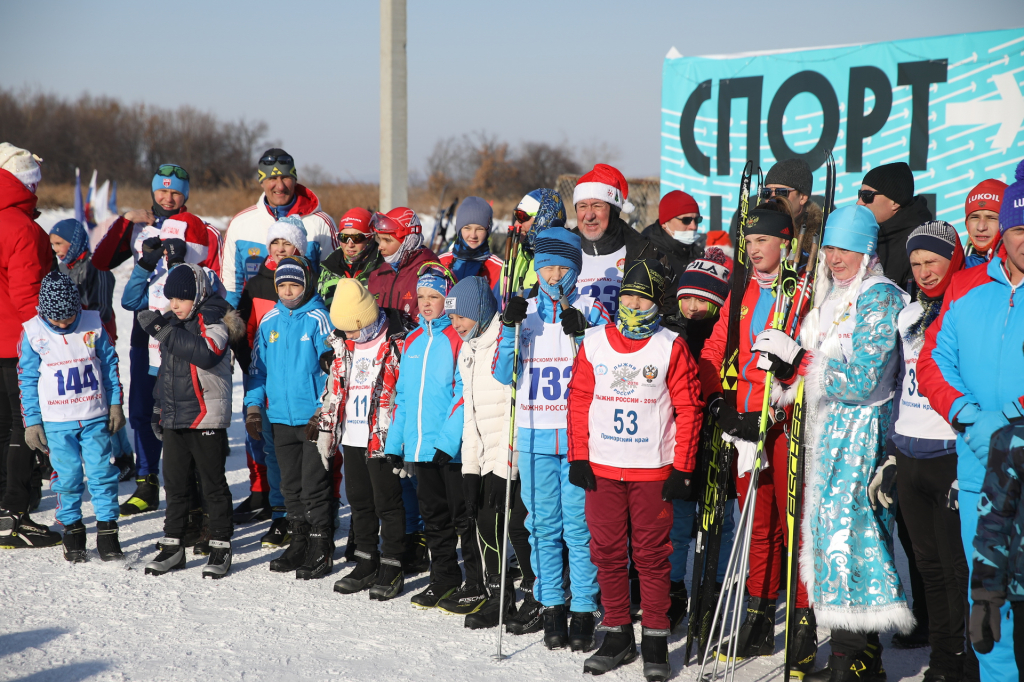 Лыжники из Кировского района приняли участие в «Рождественских стартах» совместно с Губернатором Приморского края