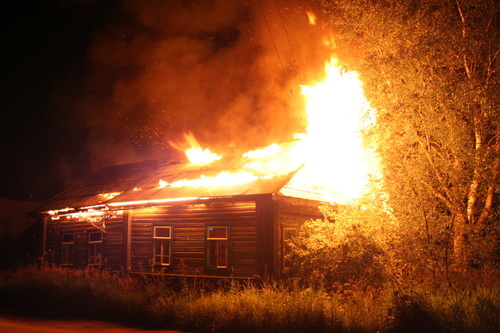 В посёлке Кировский огнеборцы потушили баню