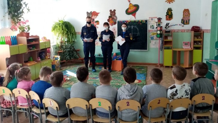 В Кировском районе волонтеры напомнили правила пожарной безопасности детям дошкольного возраста