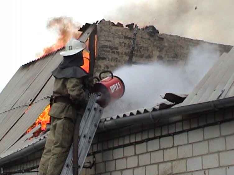 В посёлке Кировский огнеборцы ликвидировали сильное задымление