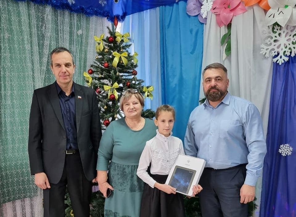 Глава Кировского района принял участие в благотворительной акции «Ёлка желаний»