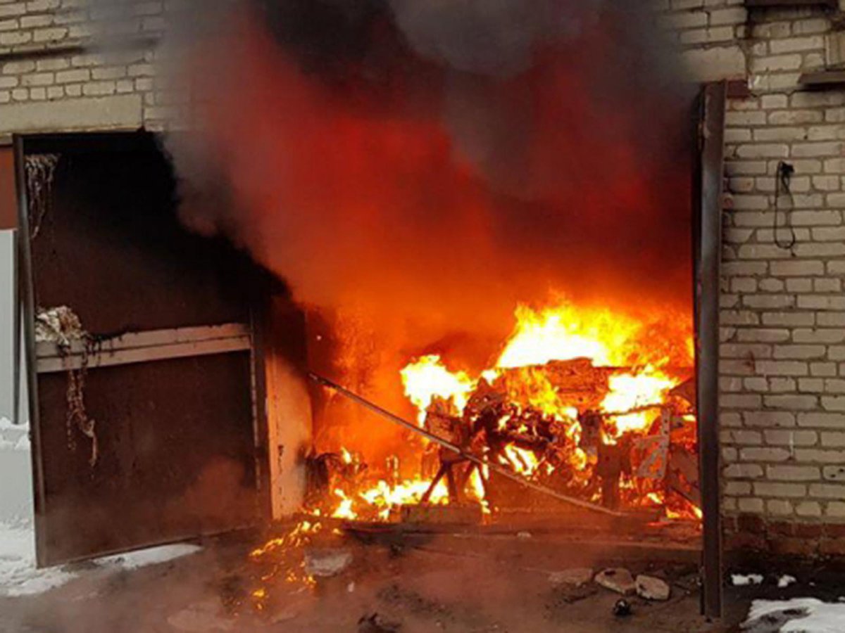 В посёлке Кировский сгорел гараж с автомобилем