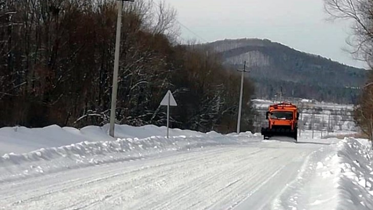 Дороги района очищаются после прошедшего снегопада