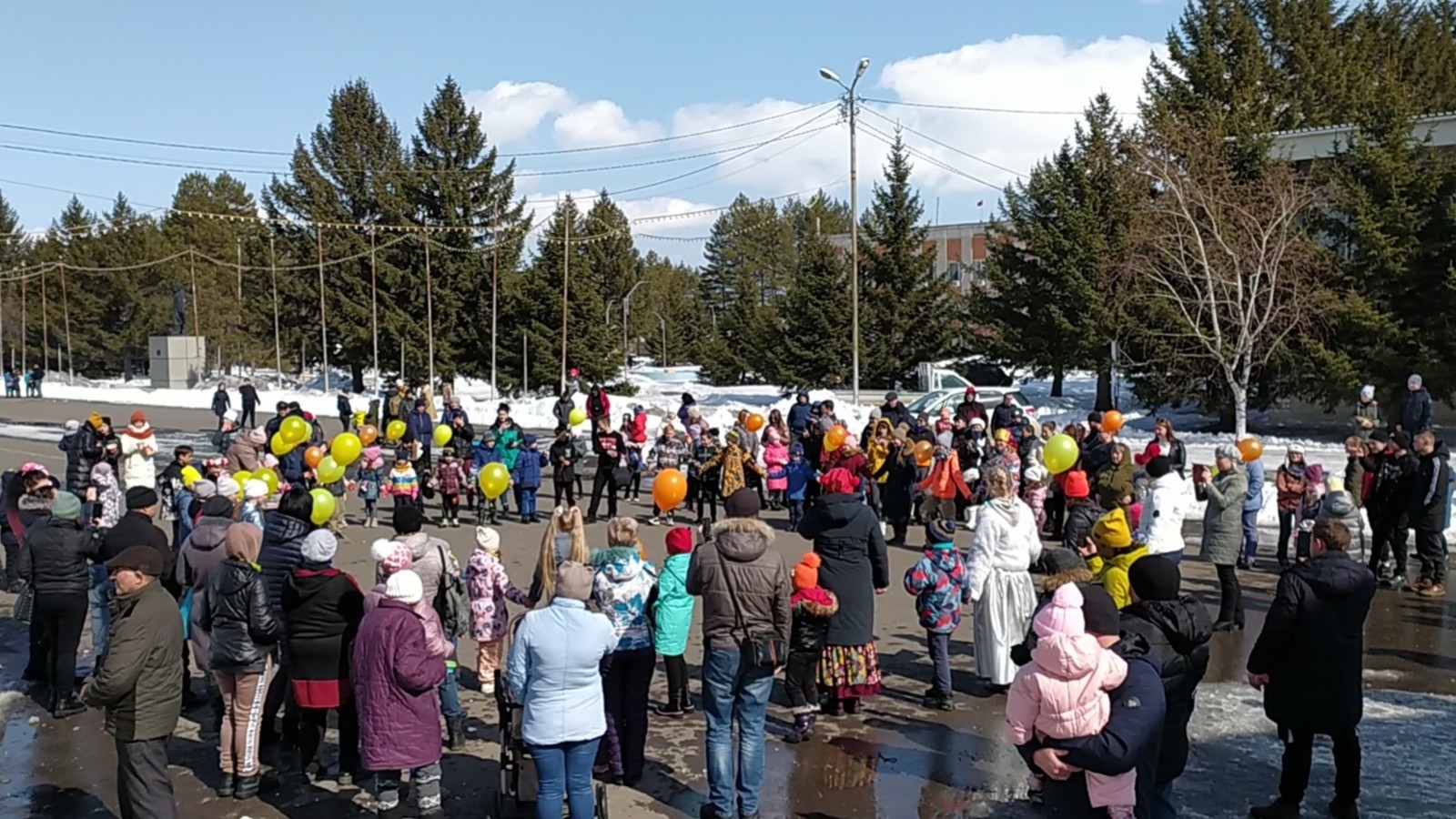 Песнями и танцами проводили зиму жители посёлка Кировский