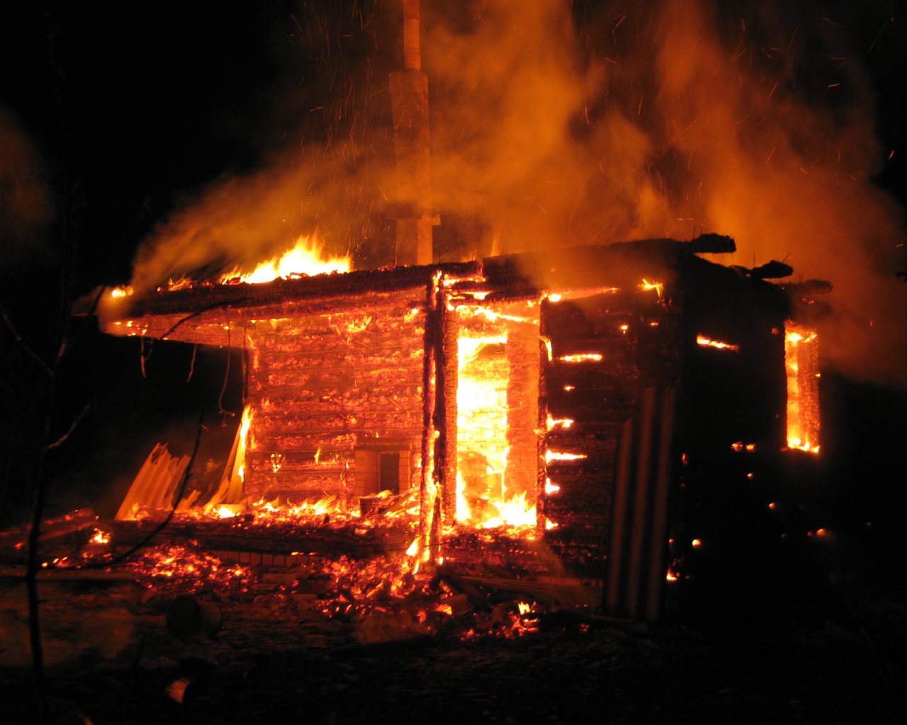 Пожарные ликвидировали возгорание бани в селе Павло-Фёдоровка