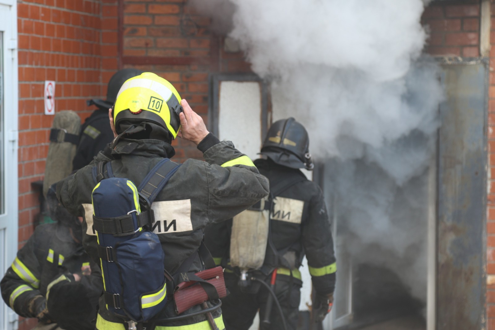 Пожарные ликвидировали возгорание торгового павильона в Кировском районе
