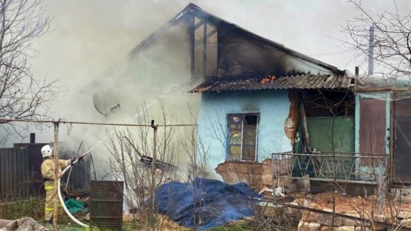 В Кировском районе пожарные ликвидировали возгорание нежилого дома