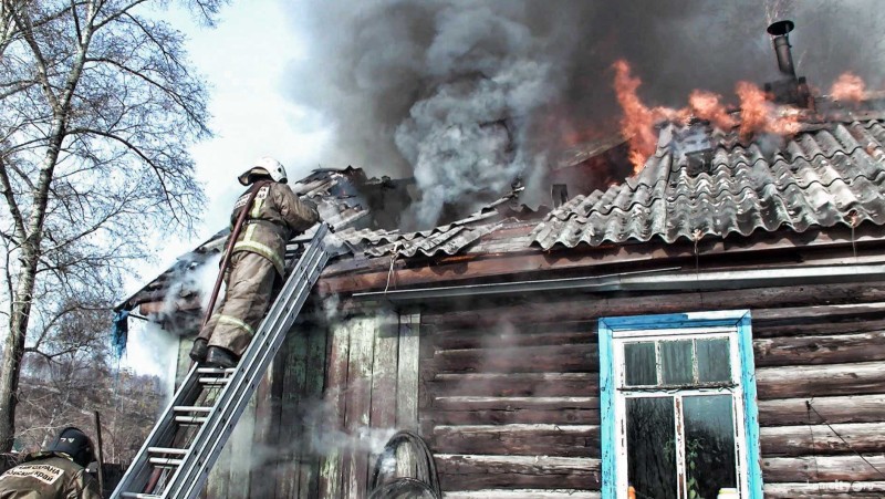 В Кировском районе огнеборцы потушили возгорание в жилом доме
