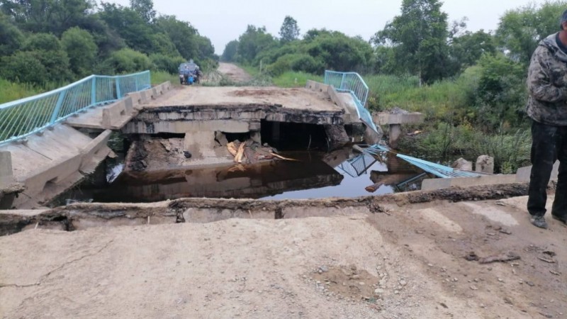 В Кировском районе рухнул мост, от транспортного сообще...