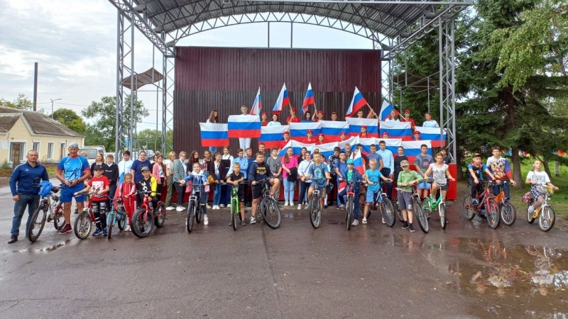 Велопробег, приуроченный ко Дню Государственного флага РФ прошёл на центральном стадионе и площади им. С.М. Кирова