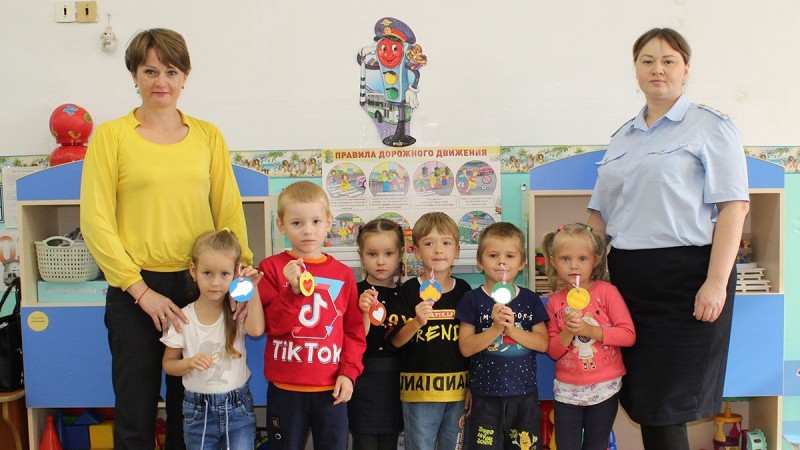 В пгт. Кировский и Лесозаводске сотрудники ГИБДД организовали для воспитанников детских садов мастер-класс по изготовлению талисмана-фликера