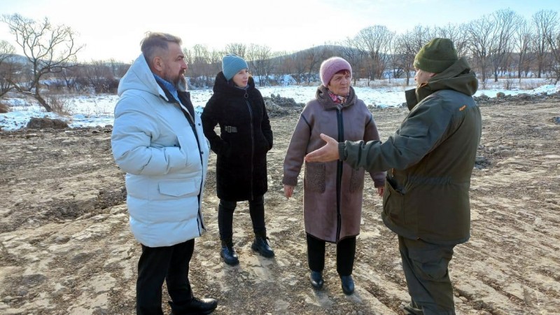 Вместе с общественными наблюдателями глава Кировского района Игорь Вотяков побывали на дамбе, которая строится в поселке Горные Ключи