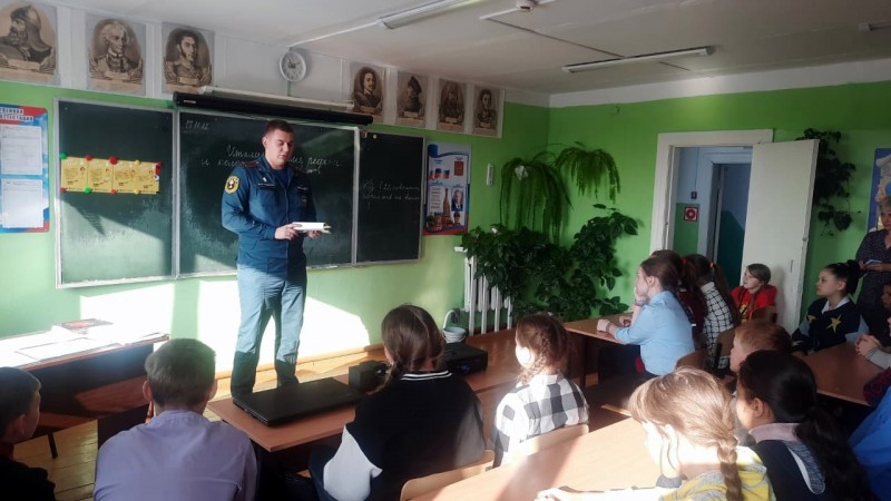 Сотрудники государственного пожарного надзора по Кировскому району провели урок безопасности для учеников школы села Увальное