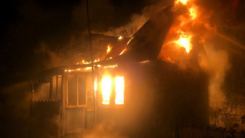 Пожарные ликвидировали возгорание частного дома в селе Комаровка