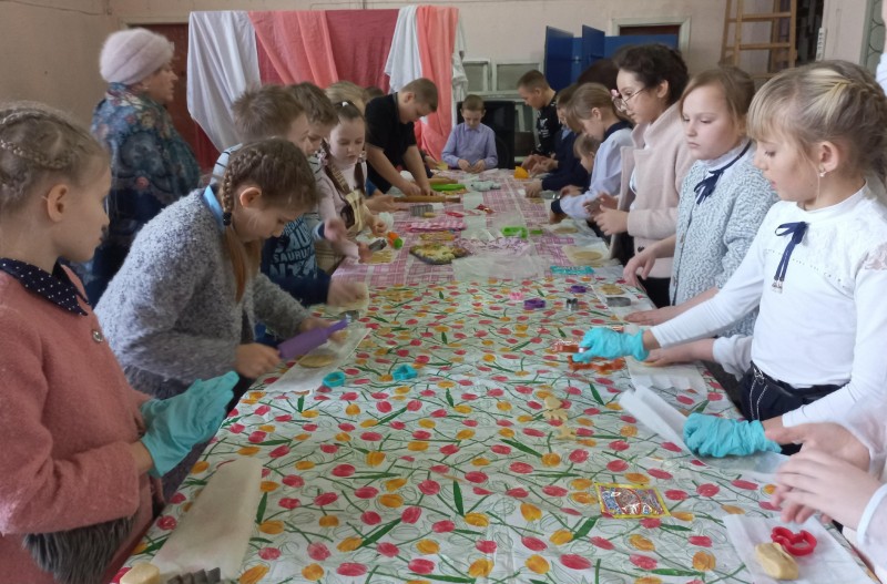 В Кировском для школьников провели мастер-класс по изготовлению «Рождественского пряника»