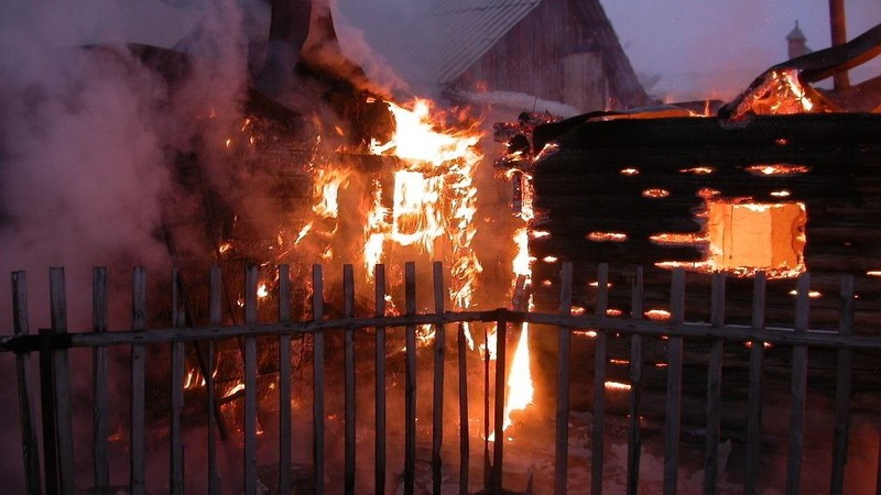 Дознаватели МЧС России устанавливают причину трагического пожара в Кировском районе