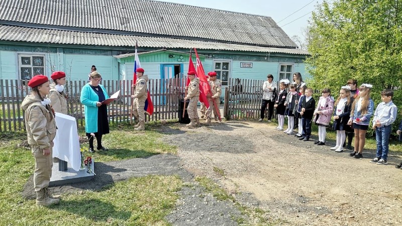 На территории школы села Шмаковка прошло торжественное открытие аллеи Памяти Владимира Тихонова