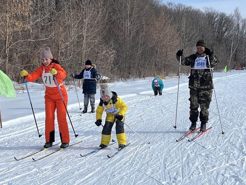 Любители лыжного спорта приняли участие в «Лыжне России - 2024», семейном забеге и лыжных гонках на Кубок главы Кировского района